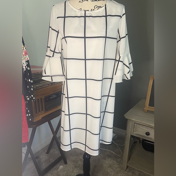Lovely White Dress with Black Squares with Bell Sleeves and knee length - Picture 5 of 9